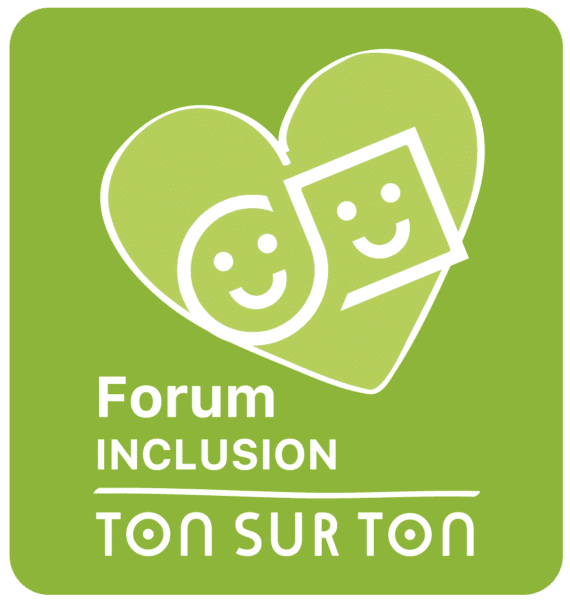 logo du forum inclusion constitué d'un visage souriant rond et d'un visage souriant carré dessiné avec un trait blanc. Les visages se trouvent à l'intérieur d'un coeur avec un fond vert.